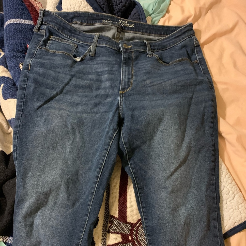 Curvy skinny blue jeans